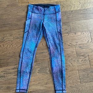 Lululemon leggings. Pockets on each leg. 27” Inseam.